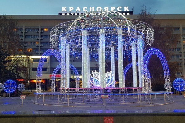 Яркой иллюминацией украшен центральный фонтан площади Яркой иллюминацией украшен центральный фонтан площади