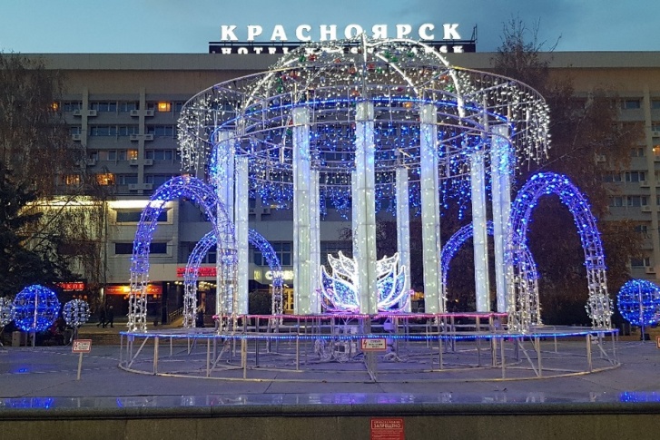Яркой иллюминацией украшен центральный фонтан площади Яркой иллюминацией украшен центральный фонтан площади