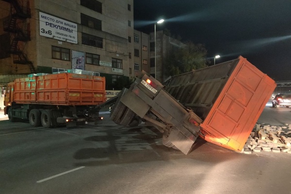 Большегруз неаккуратно разворачивался, и прицеп с плиткой завалился набок Большегруз неаккуратно разворачивался, и прицеп с плиткой завалился набок