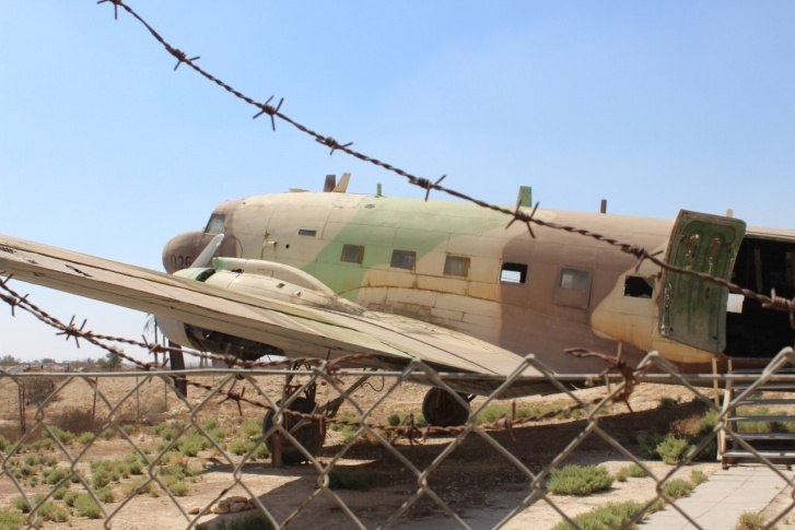 Самолет стоит в пустыне Негев в память о Войне за независимость