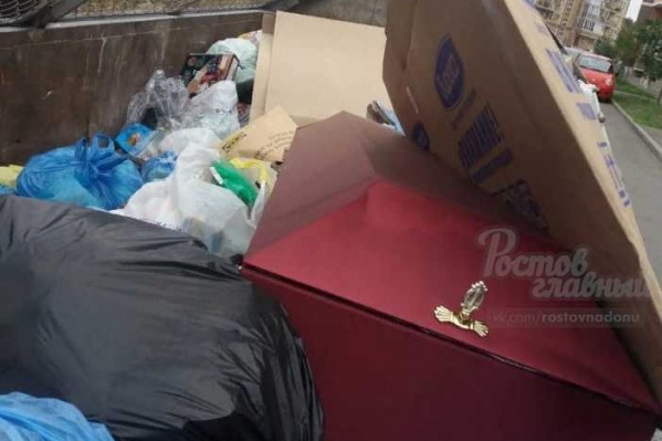 Гроб лежал в мусорном жбане на Западном Гроб лежал в мусорном жбане на Западном 