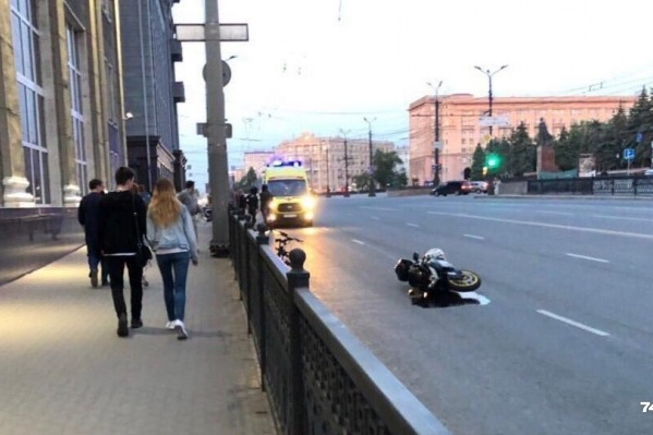 Мотоциклист упал на проспекте Ленина недалеко от площади Революции Мотоциклист упал на проспекте Ленина недалеко от площади Революции