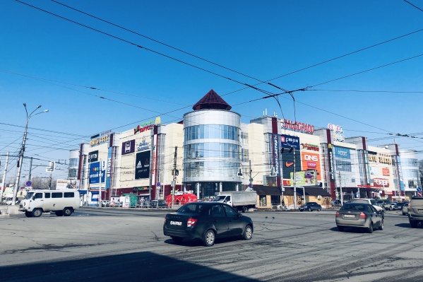Видеоэкран расположен в нескольких метрах от ТРК со стороны Победы Видеоэкран расположен в нескольких метрах от ТРК со стороны Победы