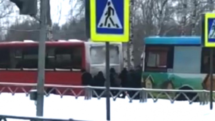 Навалились дружно: в Ярославле пассажиры руками вытолкали маршрутку из колеи. Видео