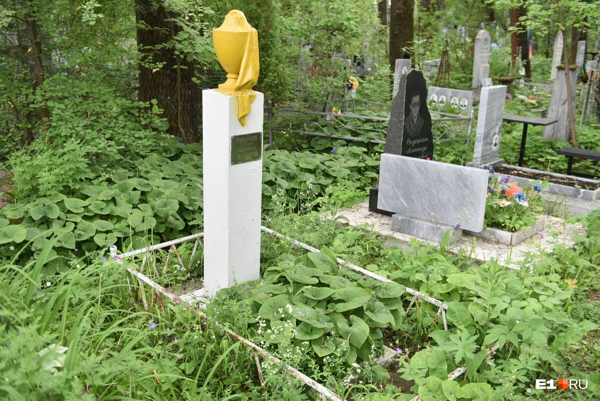 Кладбища с историей: где похоронены уральский министр — противник ЕГЭ и герой, спасший 16 человек