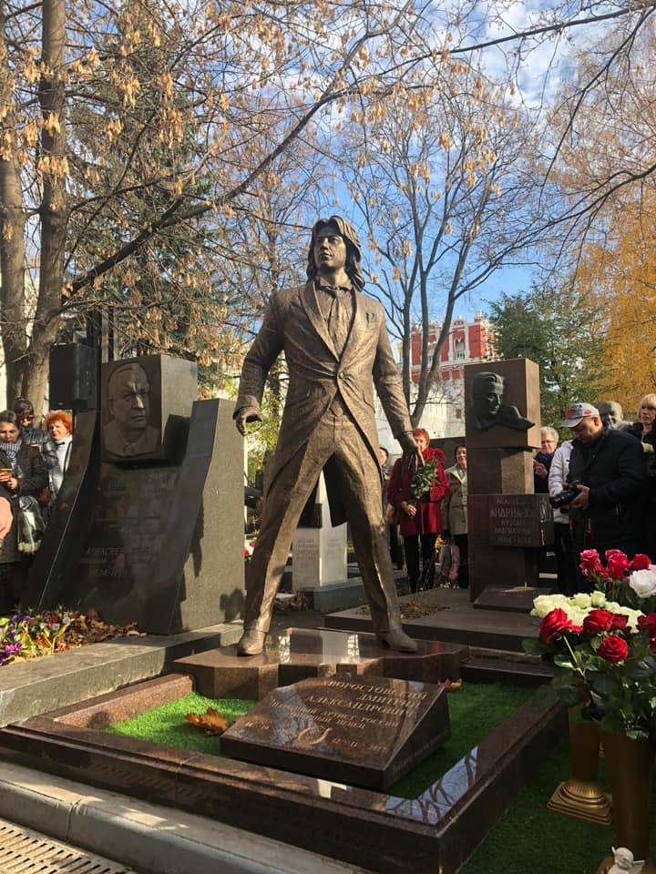 Автор памятника — скульптор Владимир Усов Автор памятника — скульптор Владимир Усов