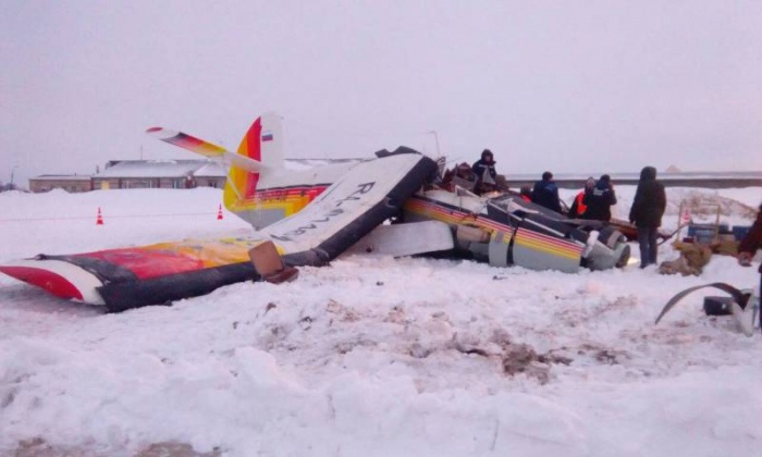 Самолёт совершил жесткую посадку сегодня утром Самолёт совершил жесткую посадку сегодня утром