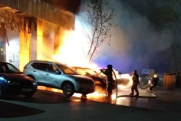 Машины загорелись во втором часу ночи Машины загорелись во втором часу ночи