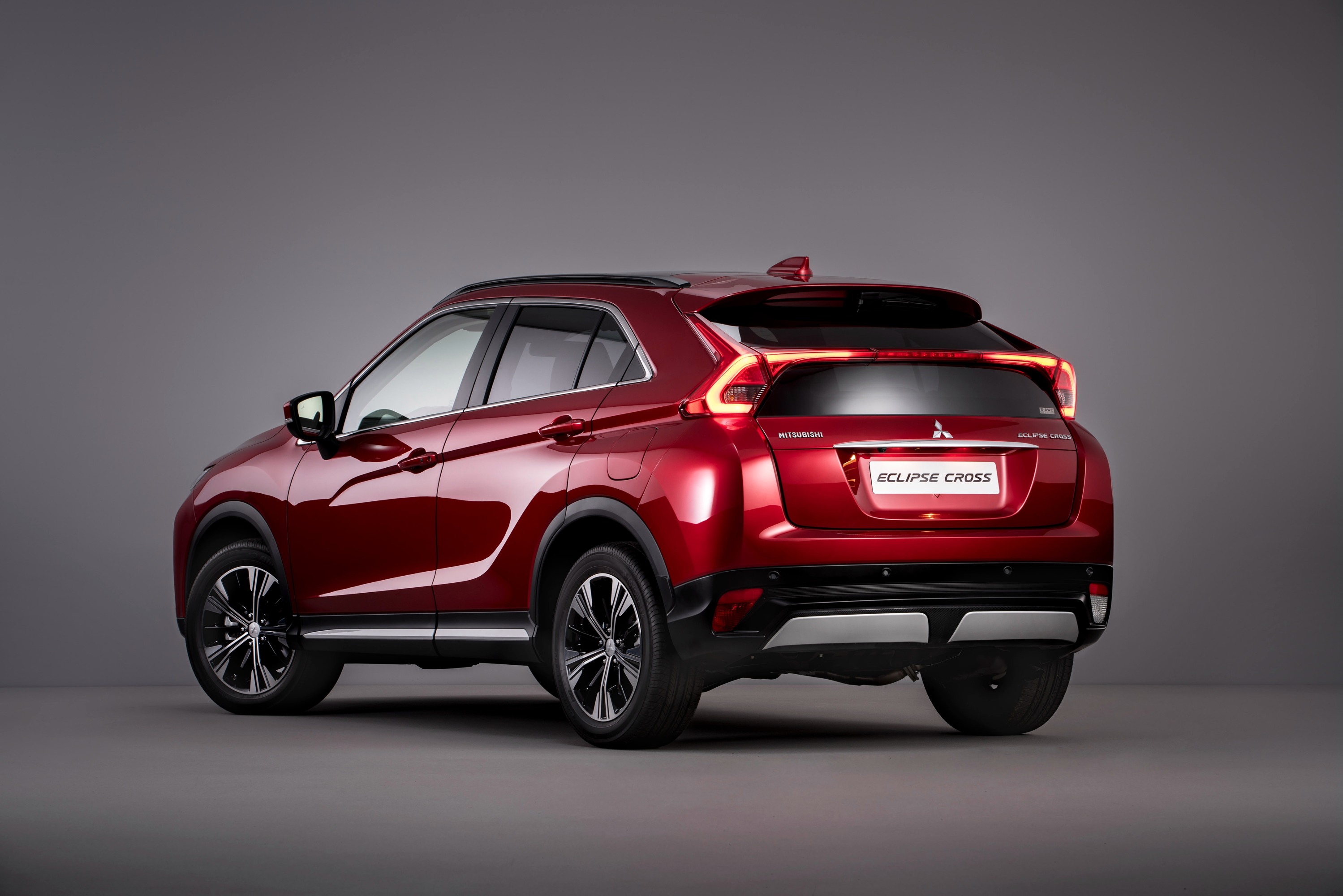 Mitsubishi Eclipse Cross агрессивен внешне, но цена высоковата Mitsubishi Eclipse Cross агрессивен внешне, но цена высоковата