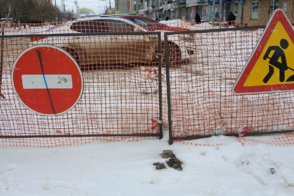 На закрытой дороге проводят ремонтные работы На закрытой дороге проводят ремонтные работы