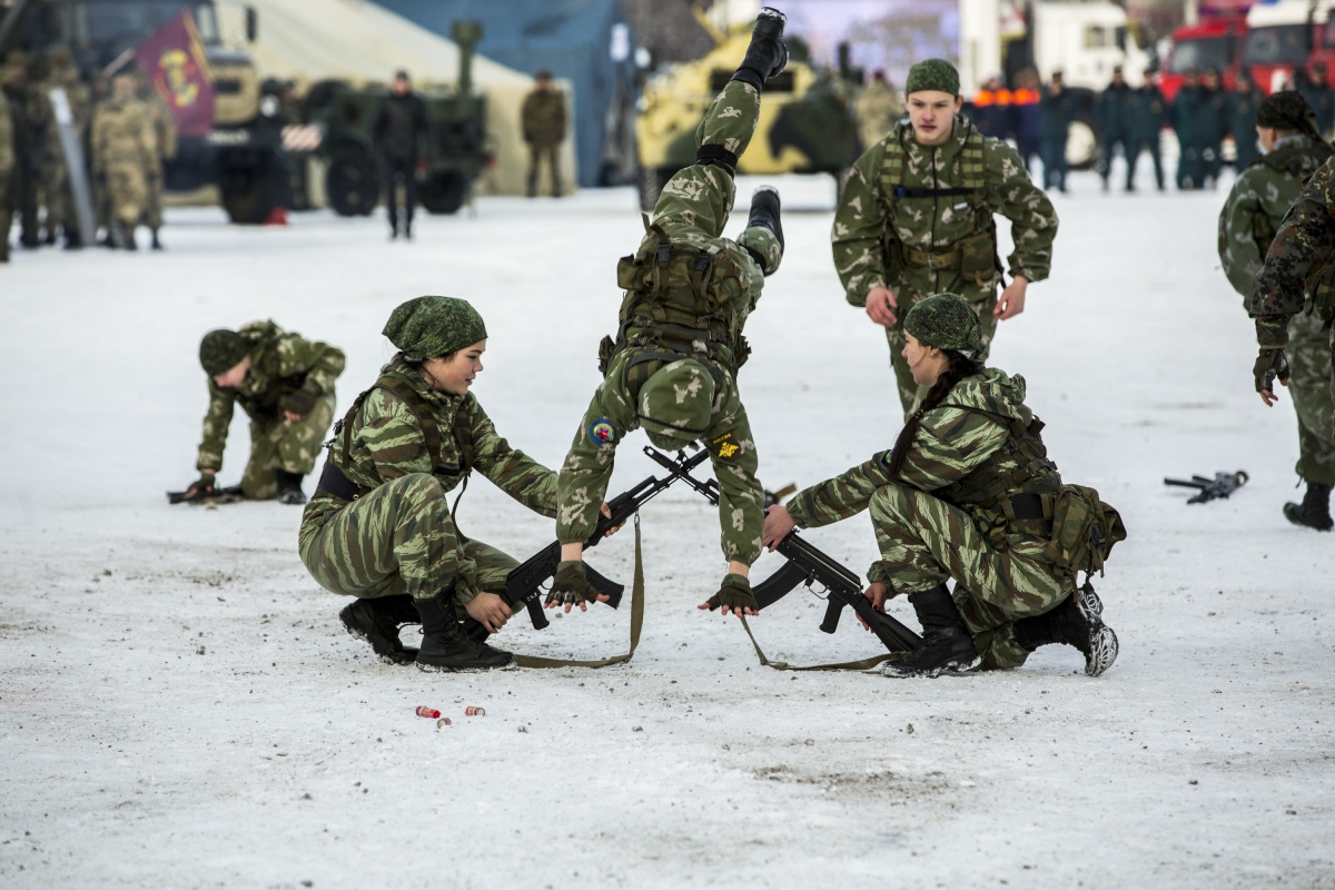 Выступления военных. Показательные выступление военных спортсменов. Показательные выступления военнослужащих в будённовске. Прыжки Новосибирск армия.