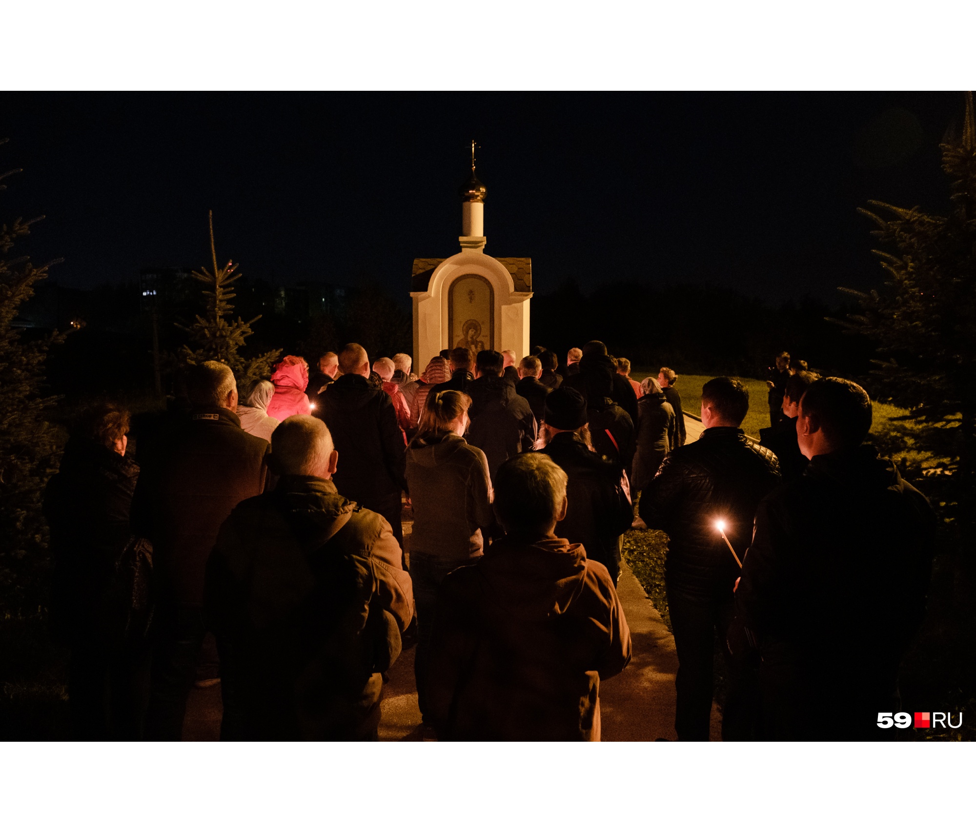 Каждый год здесь собирается около ста человек Каждый год здесь собирается около ста человек