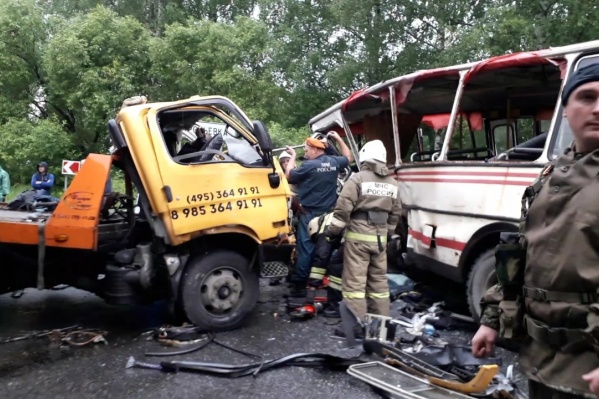 У автобуса вылетели все стёкла У автобуса вылетели все стёкла