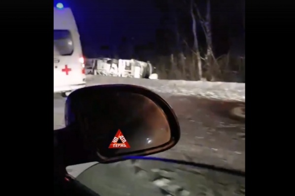 Автобус улетел в кювет, но его пассажиры не пострадали Автобус улетел в кювет, но его пассажиры не пострадали
