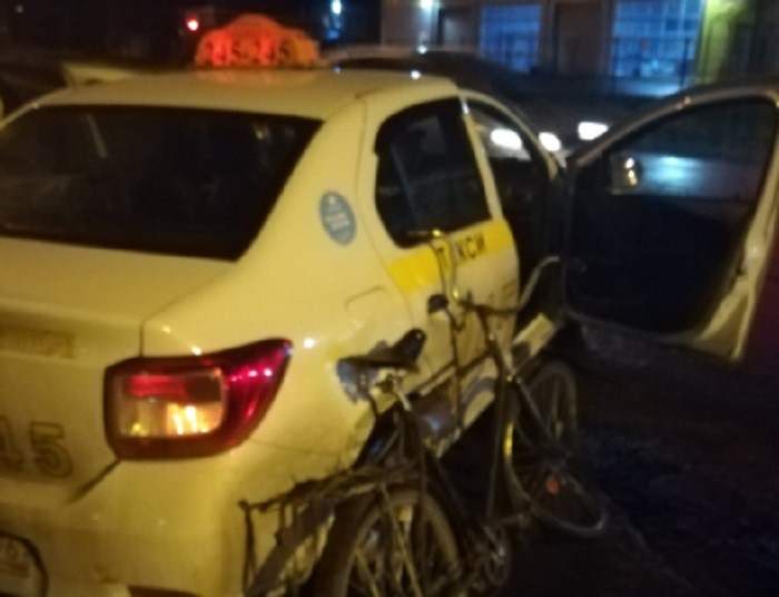 В Ярославской области таксист на иномарке сбил велосипедиста