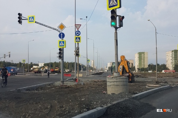 Видно, что работы практически закончены, но машины пока не пускают Видно, что работы практически закончены, но машины пока не пускают