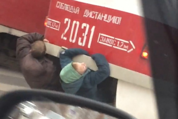 Мальчишки решили развлечься с угрозой для жизни Мальчишки решили развлечься с угрозой для жизни