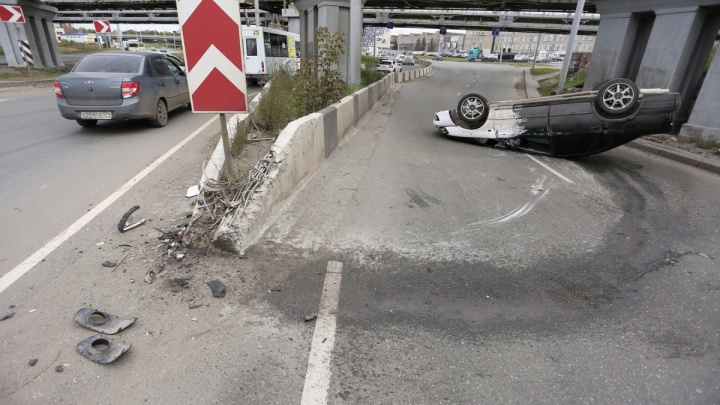 «Дед подрезал»: челябинец снял момент ДТП с перевернувшейся под мостами в Ленинском машиной