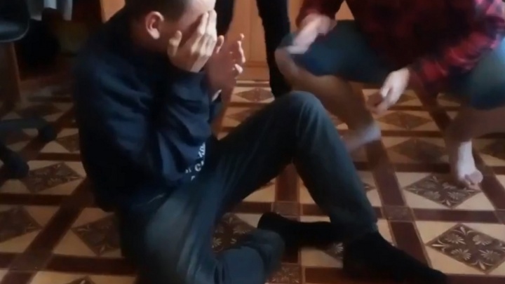 Били кулаками и ногами: в соцсетях опубликовали видео жестокого избиения подростка-инвалида из Перми