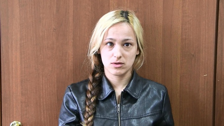 На Урале задержали девушку с бельмом на глазу, которая "снимала" порчу с пенсионеров и грабила их