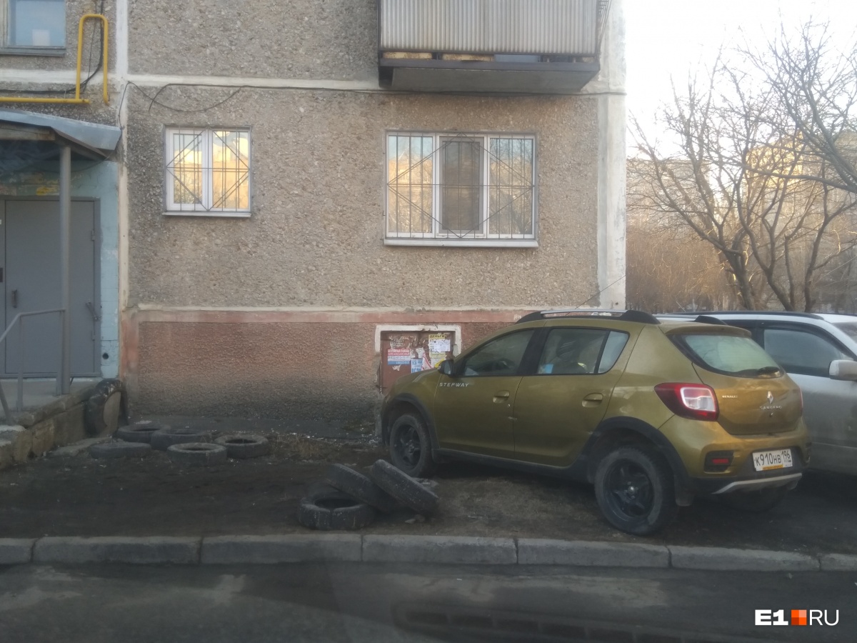 «Я паркуюсь как...»: бесполезные покрышки на газонах и собачья месть автохамам