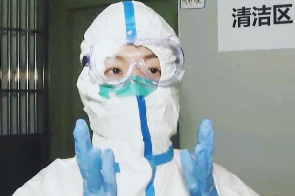 Китайская журналистка на съемках в городе Ухань Китайская журналистка на съемках в городе Ухань