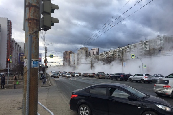 Перекрёсток заволокло паром, а дороги залило кипятком Перекрёсток заволокло паром, а дороги залило кипятком