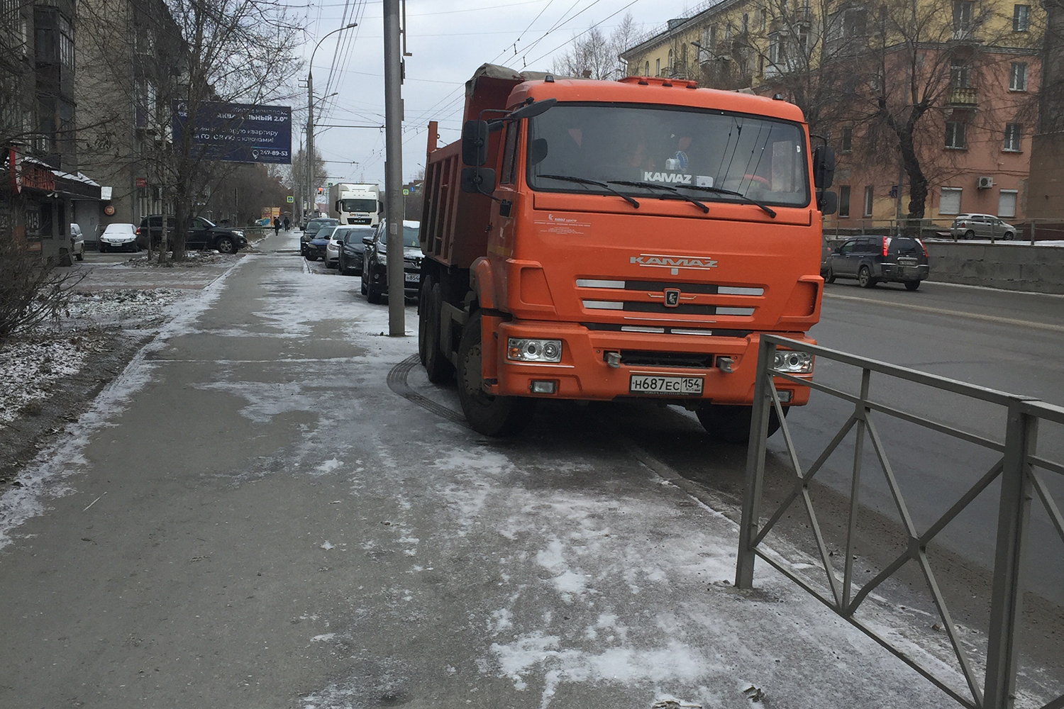 КАМАЗ может продавить тротуар КАМАЗ может продавить тротуар