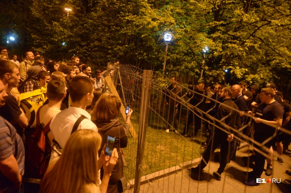 В сквере — спортсмены — сторонники храма, за забором — защитники сквера В сквере — спортсмены — сторонники храма, за забором — защитники сквера