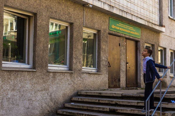 10-я музыкальная школа — одна из самых больших в городе, но ютится всего на 2 тысячах квадратов в цоколе 10-я музыкальная школа — одна из самых больших в городе, но ютится всего на 2 тысячах квадратов в цоколе