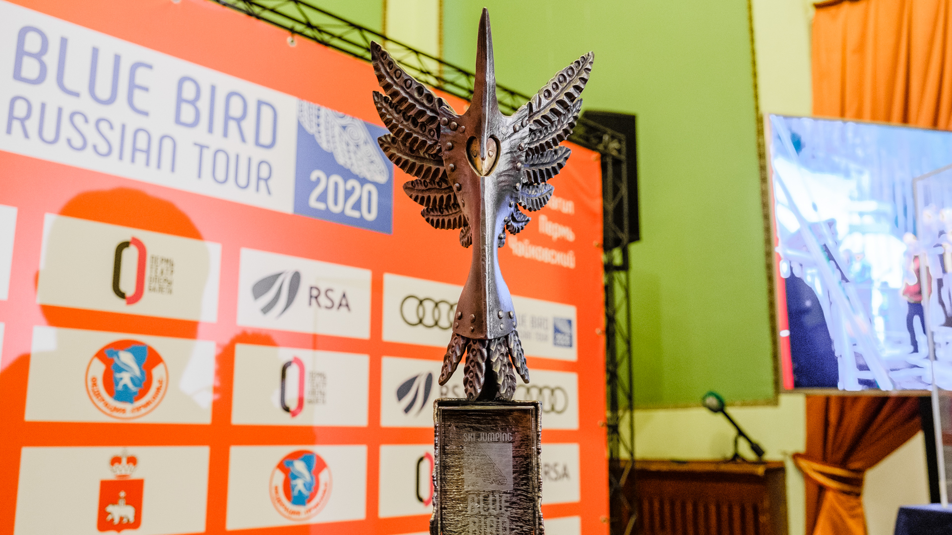 Синяя птица и хрустальный глобус: в Перми представили Кубок мира по прыжкам с трамплина и его трофеи