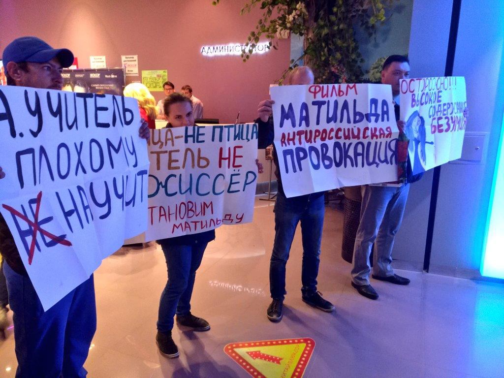 Активисты с плакатами простояли всего 5 минут Активисты с плакатами простояли всего 5 минут