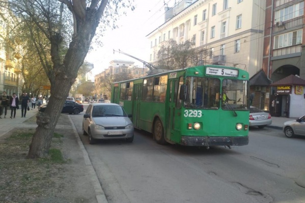 В час пик перекрыли Красный проспект, Октябрьскую магистраль и прилегающие улицы В час пик перекрыли Красный проспект, Октябрьскую магистраль и прилегающие улицы