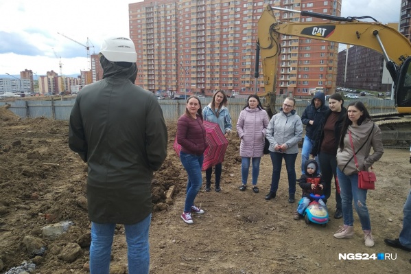 Рабочие появились после звонка экскаваторщика руководству Рабочие появились после звонка экскаваторщика руководству 