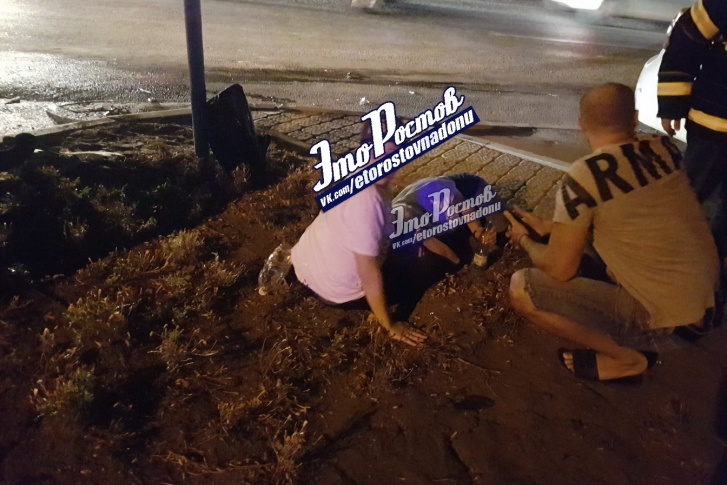 Прохожие пытаются оказать помощь пострадавшим Прохожие пытаются оказать помощь пострадавшим
