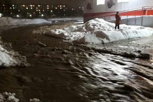 По данным коммунальщиков, авария произошла из-за износа водопровода По данным коммунальщиков, авария произошла из-за износа водопровода