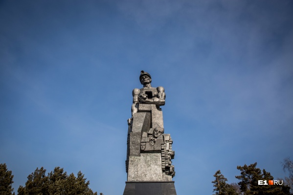 Кемерово. Памятник шахтерам очень точно передает настроение в городе — те же каменные лица, тот же тяжелый взгляд Кемерово. Памятник шахтерам очень точно передает настроение в городе — те же каменные лица, тот же тяжелый взгляд
