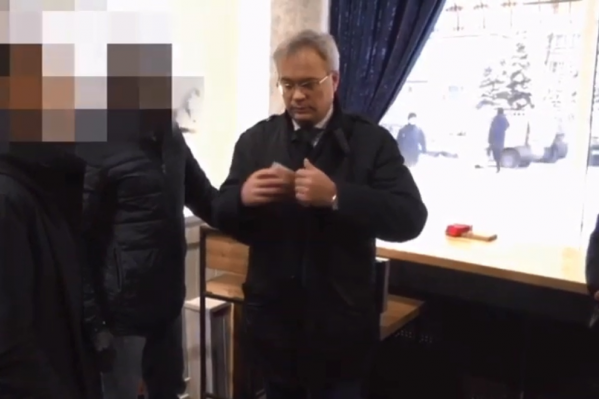 В ролике видно, как Сергея Родионова задерживают в кафе В ролике видно, как Сергея Родионова задерживают в кафе