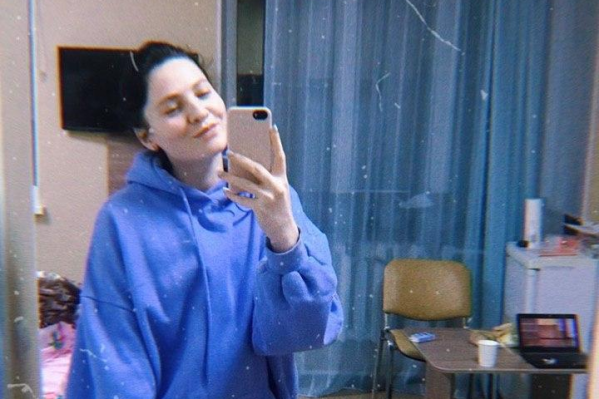Девушка по имени Алёна в прекрасном настроении: она получила багаж и готовится к выписке после карантина по коронавирусу Девушка по имени Алёна в прекрасном настроении: она получила багаж и готовится к выписке после карантина по коронавирусу