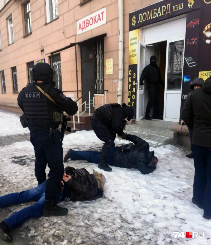 Олега Хотима и его товарища взяли на улице при передаче денег