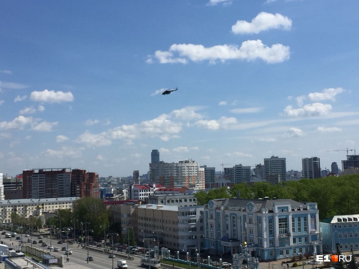 Над екатеринбургом. Военные вертолеты над городом. Самолет над Екатеринбургом. Вертолет в небе над городом. Пролетая над Екатеринбургом.