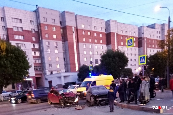 На несколько часов участники аварии частично заблокировали движение по Ямской в обоих направлениях. Автомобили восстановлению не подлежат На несколько часов участники аварии частично заблокировали движение по Ямской в обоих направлениях. Автомобили восстановлению не подлежат