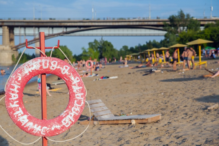Мужчина прыгал с опоры моста во время купания рядом с городским пляжем «Наутилус» Мужчина прыгал с опоры моста во время купания рядом с городским пляжем «Наутилус»