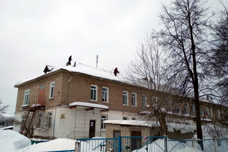 Фотография сделана сегодня. Рабочие убирают снег с крыши