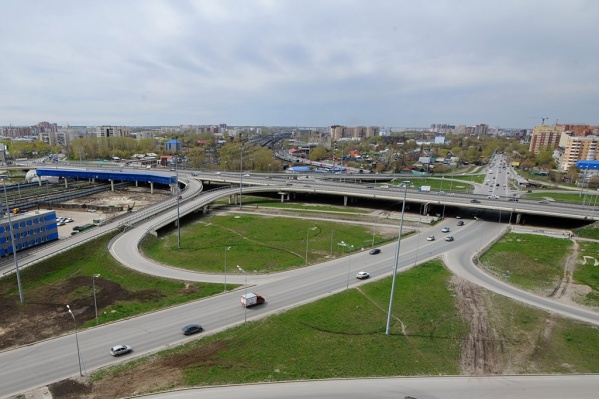 По закону на горожанина должно приходиться 16 квадратных метров озелененных территорий. В Тюмени этот показатель — всего около 5 По закону на горожанина должно приходиться 16 квадратных метров озелененных территорий. В Тюмени этот показатель — всего около 5