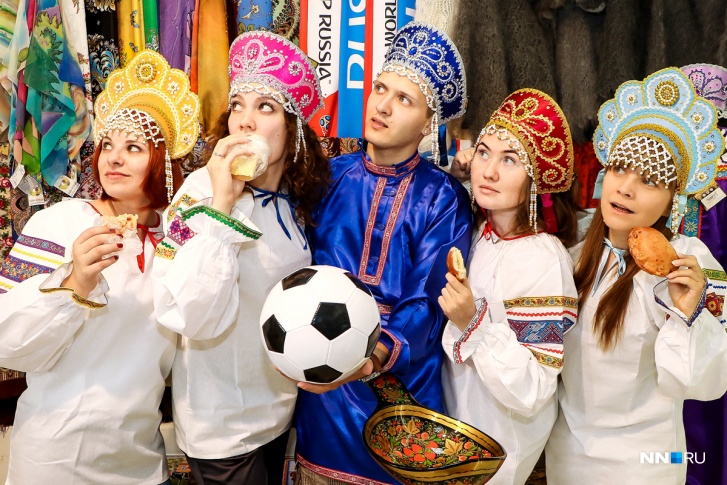 Благодаря троице с хот-догами кокошник носят и мужчины Благодаря троице с хот-догами кокошник носят и мужчины