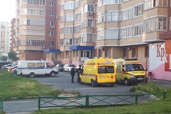 В 17 часов на Гнаровской из окна выпала маленькая девочка. Спасти ей жизнь не удалось В 17 часов на Гнаровской из окна выпала маленькая девочка. Спасти ей жизнь не удалось