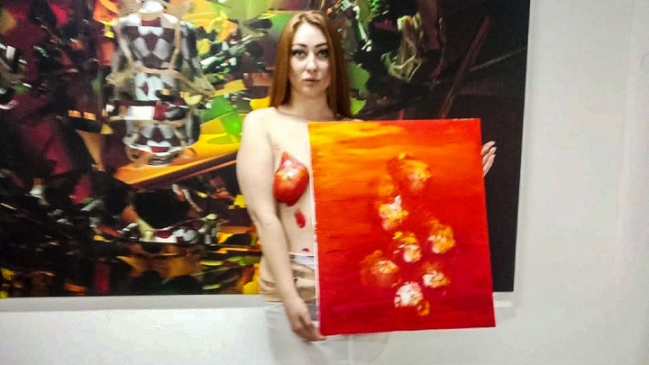 Экс-кандидат на пост главы Башкирии сняла на видео, как рисует картины обнаженной грудью
