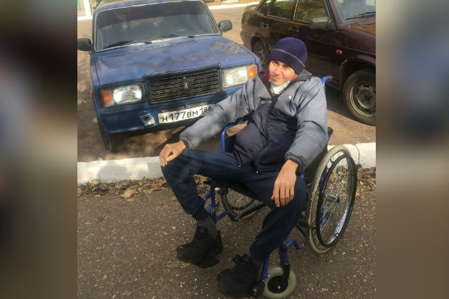 Парню теперь тяжело даже сидеть, а передвигается он на инвалидной коляске Парню теперь тяжело даже сидеть, а передвигается он на инвалидной коляске