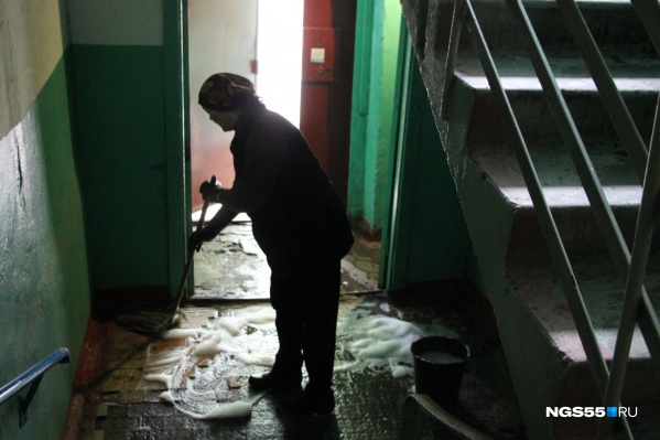 Вот так выглядит вход в подъезд — он весь залит водой Вот так выглядит вход в подъезд — он весь залит водой